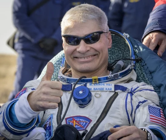 Astronauta regresa a la Tierra y rompe récord de permanencia en el espacio