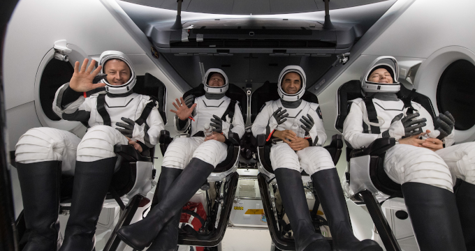 4 astronautas regresan a Tierra en cápsula de SpaceX