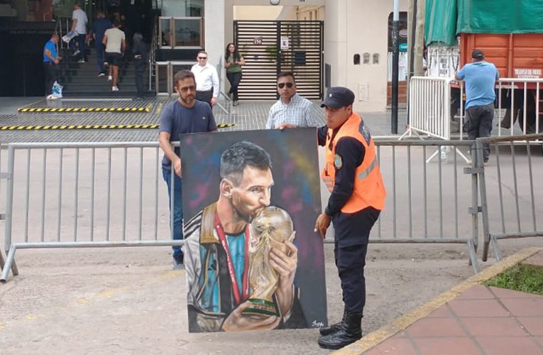 Pintó un cuadro en homenaje a Messi y logró regalárselo a Leo en Santiago del Estero: “Es un sueño”