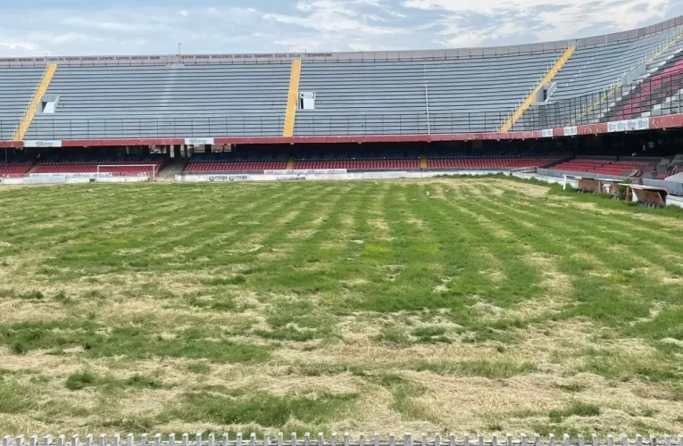 ¡Increible! El estadio Luis ‘Pirata’ Fuente se cae a pedazos, sin pasto ni tribunas