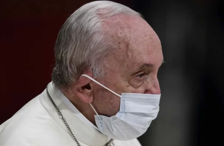 Papa Francisco sufre infección respiratoria y permanecerá ingresado en hospital