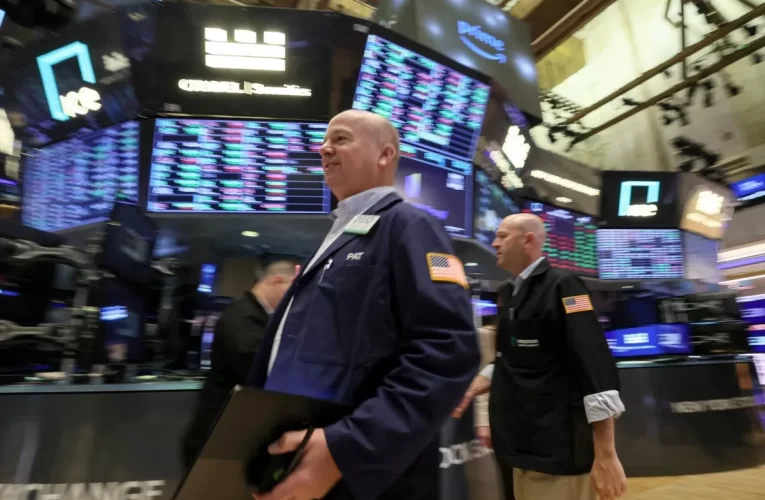 Wall Street retrocede tras dato sólido de la nómina ADP