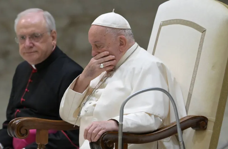 Papa Francisco «aún no está bien» por enfermedad respiratoria; cede la palabra a asistente