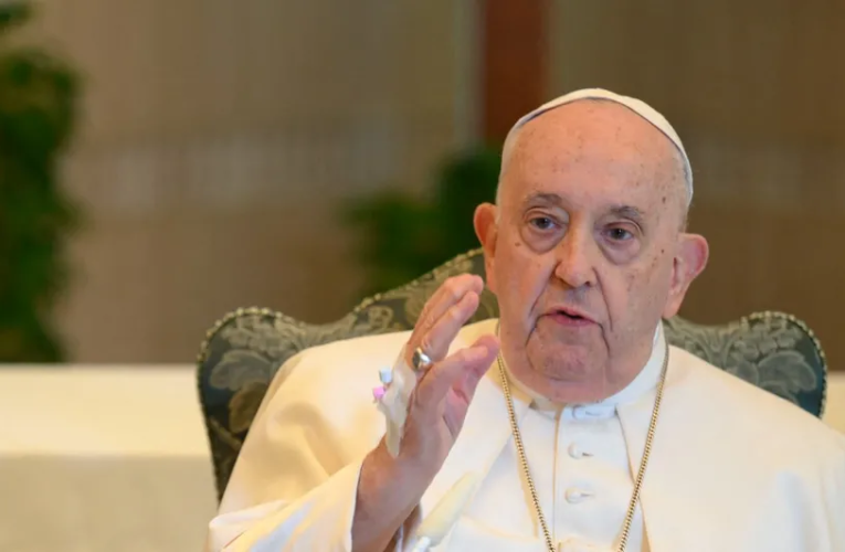 Papa Francisco envía condolencias en telegrama por la bebé británica que murió tras disputa legal