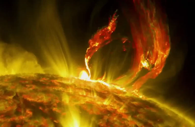 Sol emite potente llamarada que se dirige a la Tierra: cómo nos afecta